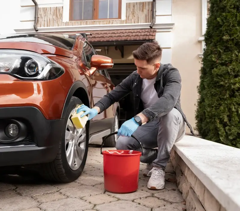 Lavage auto à domicile Templeuve-en-Pévèle : professionnel intervenant sur un véhicule